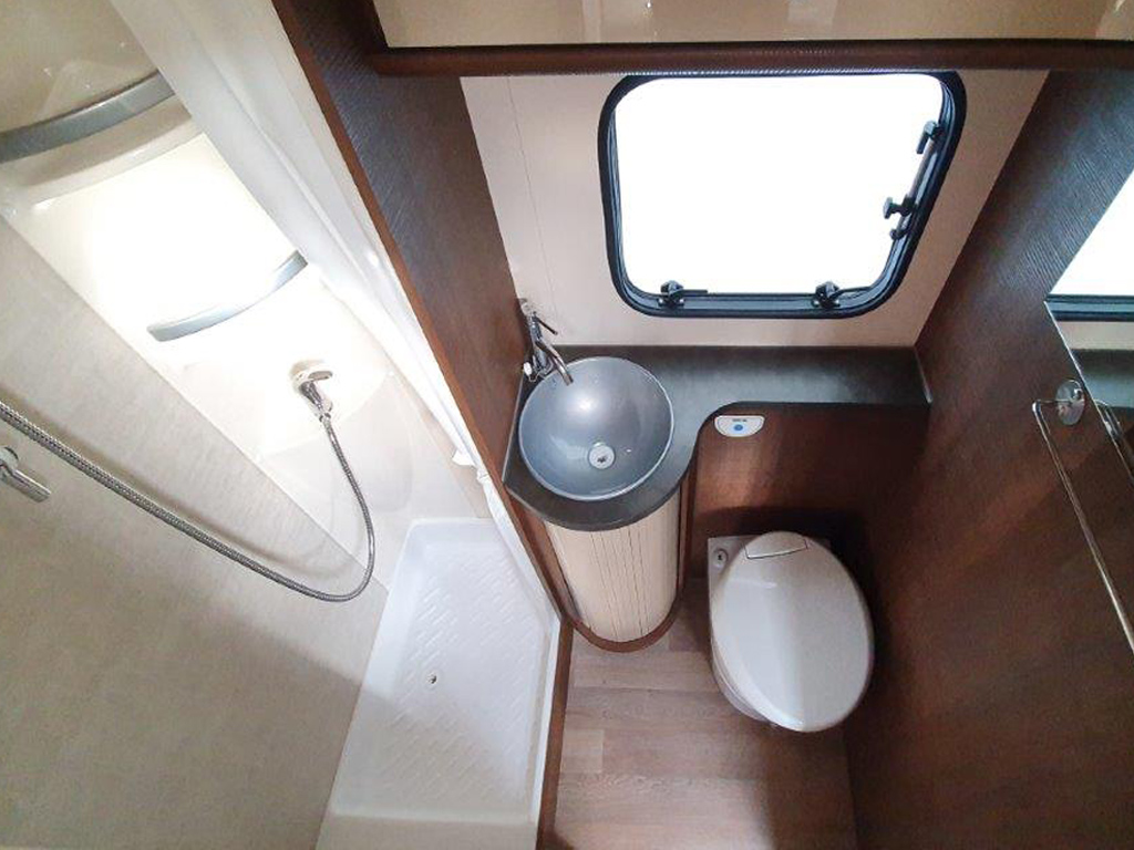 Alkoven Wohnmobil - Sanitärbereich mit Toilette
